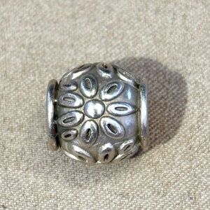 Brighton Daisy bead Raised flower Matte silver finish Retired